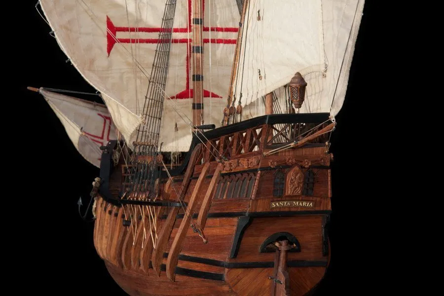 MARSEILLEANTIQUITES - Maquette de bateau cuirassier sous vitrine Le site du  Village des antiquaires de FIFITURIN
